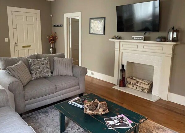 Smart TV - Charming 1930's Euclid Ave Bungalow (Laurel)