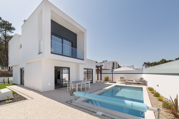 Villa Pataias is a modern holiday villa located in a quiet area in Pataias within walking distance of the west coast beaches
