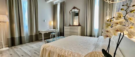 6 bedrooms, desk, soundproofing, free WiFi