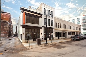Exterior - Fabulous Loft w/ King Suite Great Location! (Birmingham)
