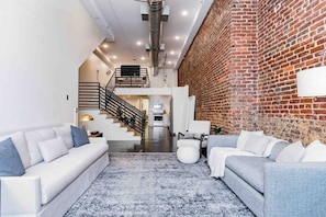TV - Fabulous Loft w/ King Suite Great Location! (Birmingham)