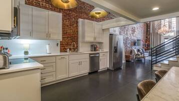 Coffee/tea maker, fridge, microwave, oven