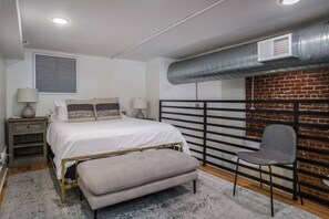 Desk, iron/ironing board, travel crib, WiFi - Fabulous Loft w/ King Suite Great Location! (Birmingham)