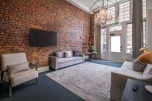TV - Fabulous Loft w/ King Suite Great Location! (Birmingham)