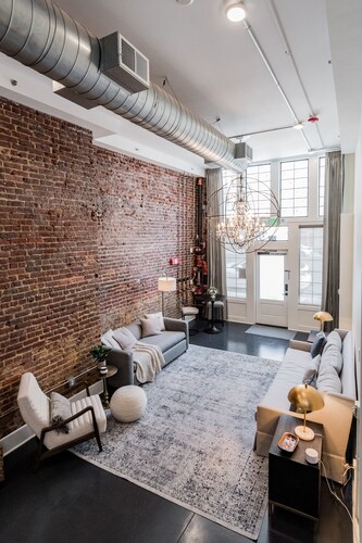 Beautiful Modern loft in downtown theatre district