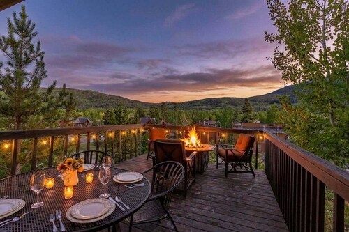 ⛷️Mountain Home☀️ Hot Tub ⛰️Walk to Downtown Frisco✨2 Kitchen/Living Room Areas