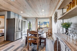 Dining - ⛷️Mountain Home☀️ Hot Tub ⛰️Walk to Downtown Frisco✨$Zero Cleaning & Pet Fees (Frisco)