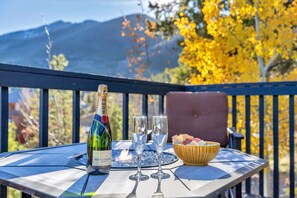 Outdoor dining - ⛷️Mountain Home☀️ Hot Tub ⛰️Walk to Downtown Frisco✨$Zero Cleaning & Pet Fees (Frisco)