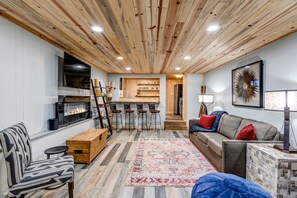 Fireplace - ⛷️Mountain Home☀️ Hot Tub ⛰️Walk to Downtown Frisco✨2 Kitchen/Living Room Areas (Frisco)