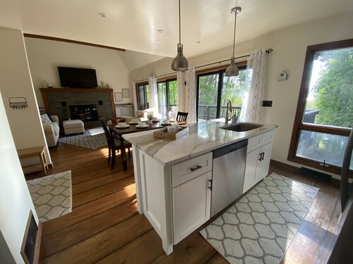 Modern open concept house w/Lake George views, private beach- 5 mins to village 