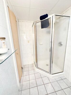 Secador de pelo y toallas