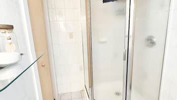 Sèche-cheveux, serviettes fournies