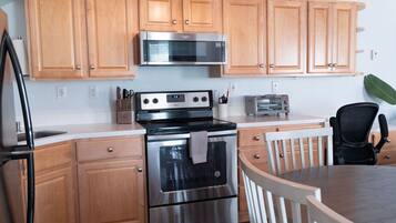 Jääkaappi, mikroaaltouuni, uuni, liesi