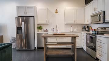 Coffee/tea maker, fridge, microwave, oven
