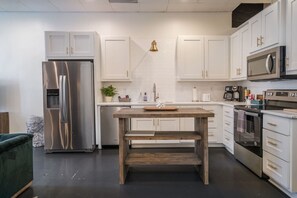 Cafetera y tetera, refrigerador, microondas y horno