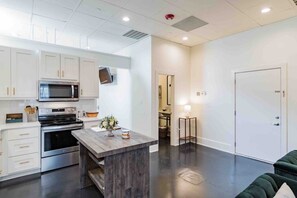 Coffee/tea maker, fridge, microwave, oven