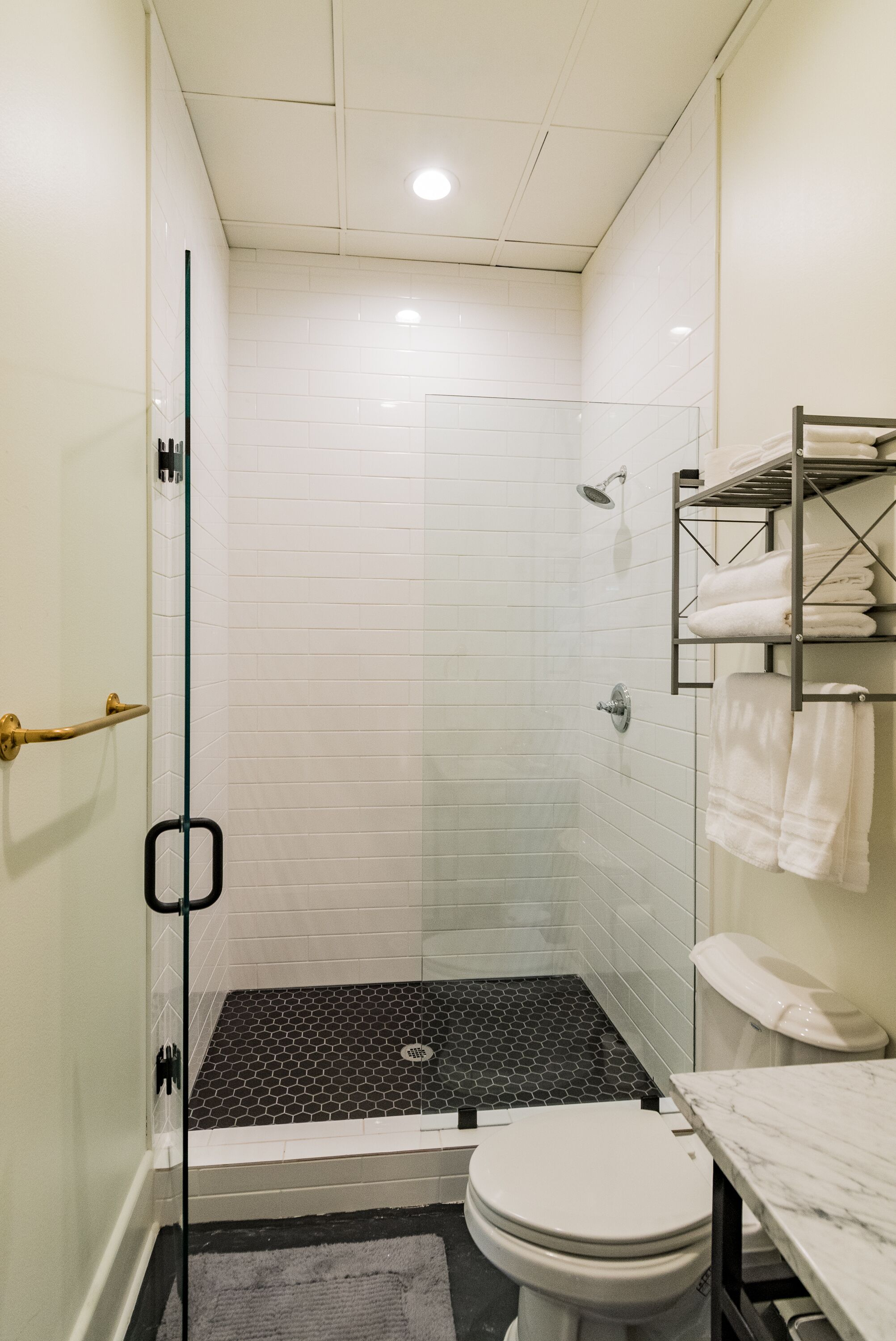 Een douche, een haardroger, handdoeken, zeep