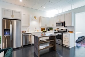 Fridge, microwave, oven, stovetop - Luxury Studio Loft in theatre district BHM (Birmingham)