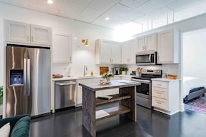 Coffee/tea maker, fridge, microwave, oven
