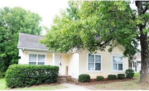 Exterior - Newly Reno Cozy Modern Fun Ranch home **KING BED** (Charlotte)