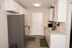 Fridge, microwave, oven, stovetop - Newly Reno Cozy Modern Fun Ranch home **KING BED** (Charlotte)