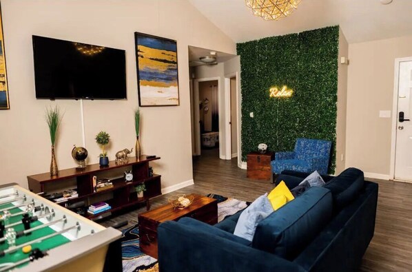 Smart TV, video games, table football - Newly Reno Cozy Modern Fun Ranch home **KING BED** (Charlotte)