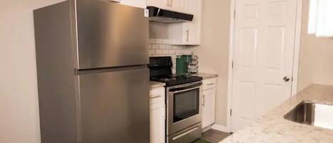 Kühlschrank, Mikrowelle, Ofen, Herdplatte