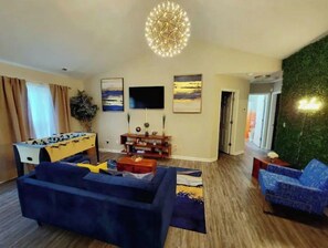 Games room - Newly Reno Cozy Modern Fun Ranch home **KING BED** (Charlotte)