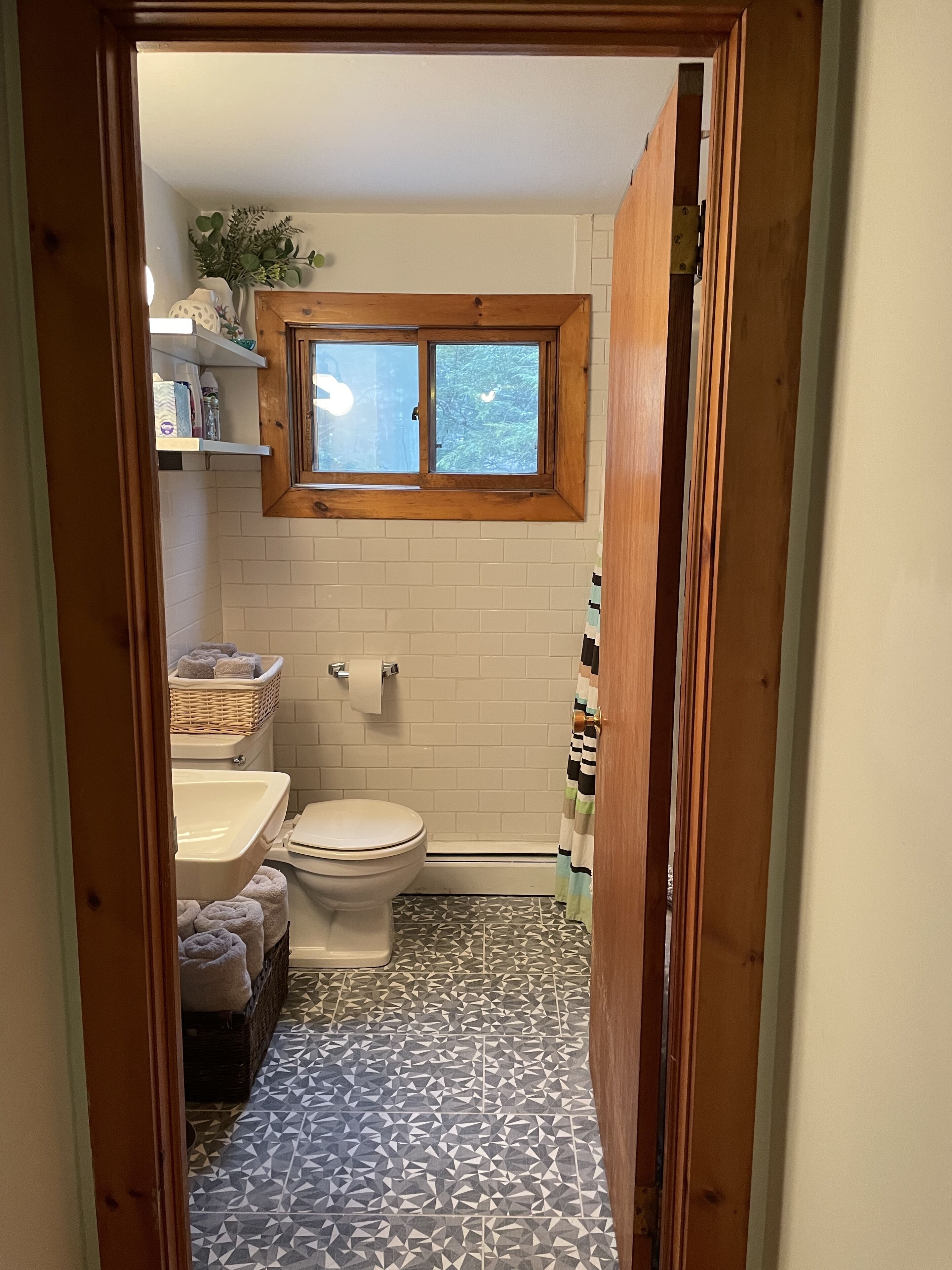 Ensemble baignoire-douche, séchoir à cheveux, savon, shampooing