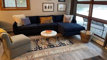 智能电视、壁炉、桌上足球、书