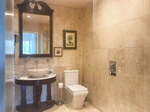 Un baño con lavabo, inodoro y espejo.