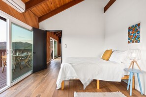 3 habitaciones, tabla de planchar con plancha y cuna de viaje 