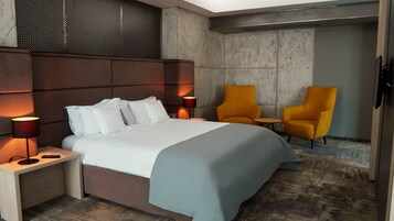 Premium Suite | Premium bedding, down comforters, pillowtop beds, minibar