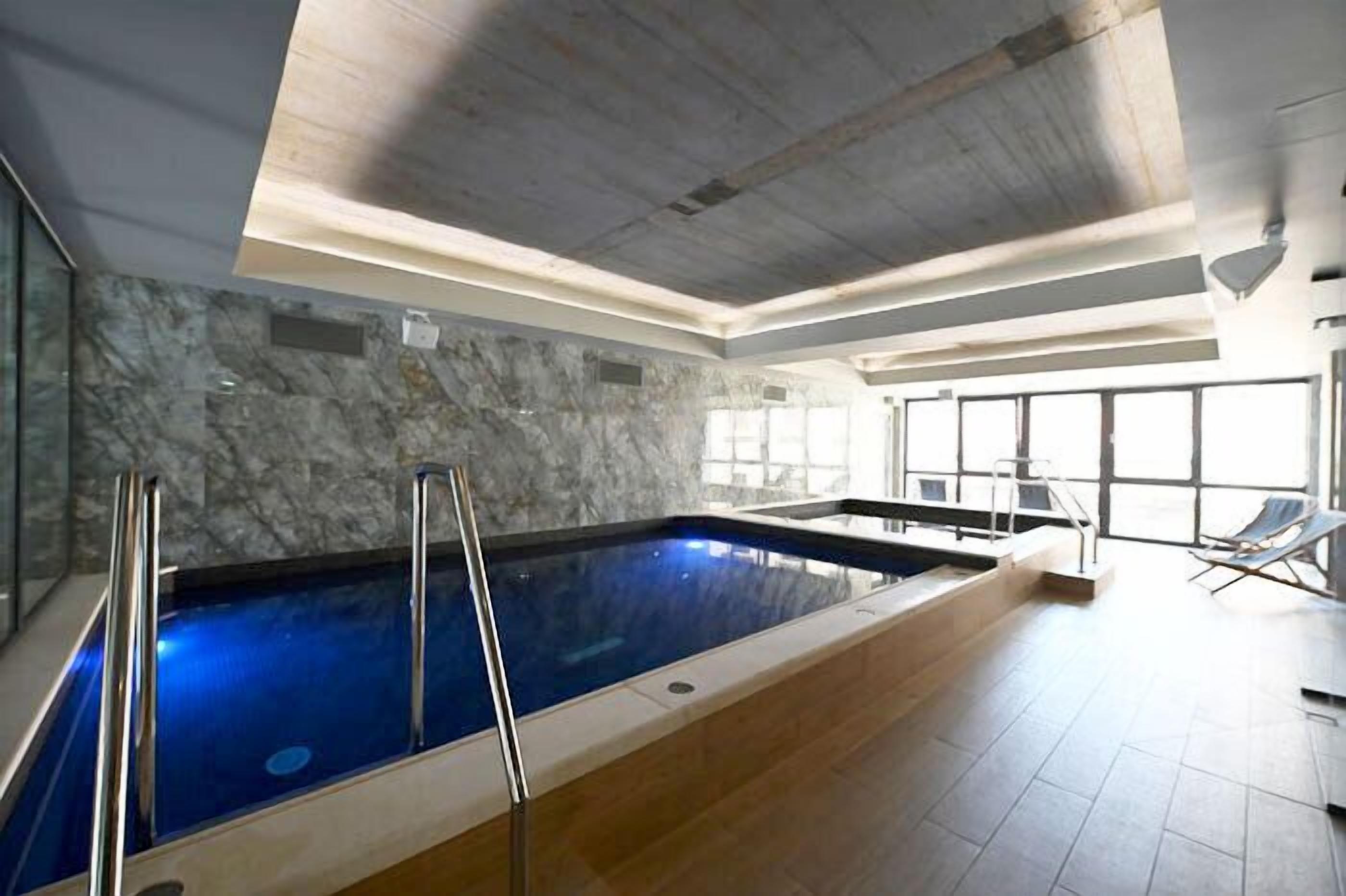 2 indoor pools