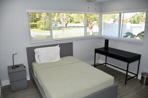 4 bedrooms, desk, WiFi, bed sheets