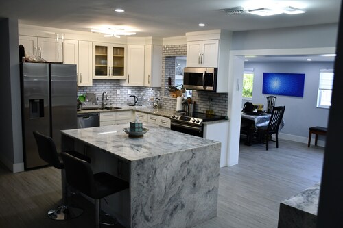 Renovated Home with Private pool.1.7 MILES TO THE BEACH. 8 minutes walk to Shuls