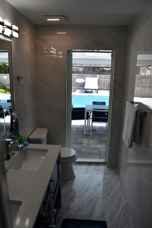 Utomhuspool och uppvärmd pool