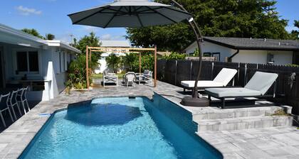 Renovated Home with Private pool.1.7 MILES TO THE BEACH. 8 minutes walk to Shuls