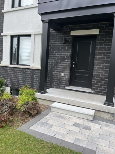 Luxury NEW in-law Suite with separate entrance (Sleeps 3)