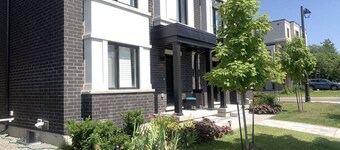 Luxury NEW in-law Suite with separate entrance (Sleeps 3)