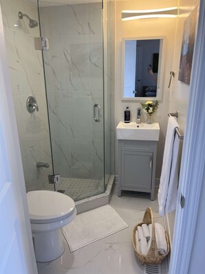 Dusche, Haartrockner, Handtücher, Seife