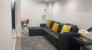 Smart TV - Luxury NEW in-law Suite with separate entrance (Sleeps 3) (Mississauga)