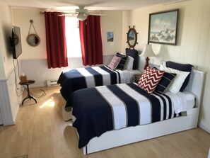 8 bedrooms, desk, free WiFi, bed sheets - "Miamoor" Quiet comfortable tranquility (Nantucket)