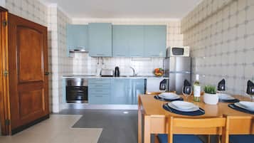 Refrigerador, microondas, horno y cafetera y tetera