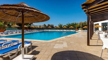 Alberca techada y alberca al aire libre