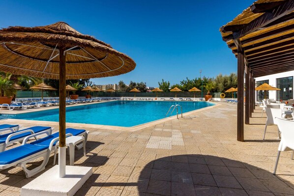 Alberca techada y alberca al aire libre