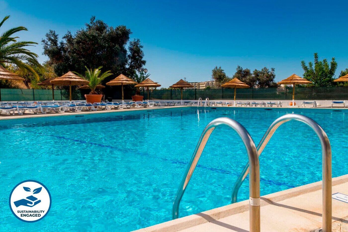 Een binnenzwembad en een buitenzwembad