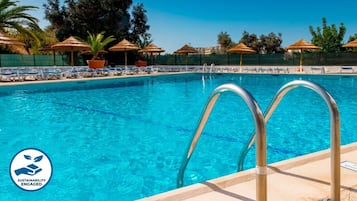 Una piscina techada, una piscina al aire libre