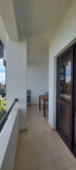 Property grounds - Spacious Studio Apartment overlooking garden and pool area (Albufeira)