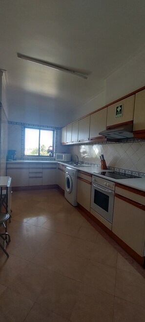 Fridge, microwave, oven, stovetop - Spacious Studio Apartment overlooking garden and pool area (Albufeira)